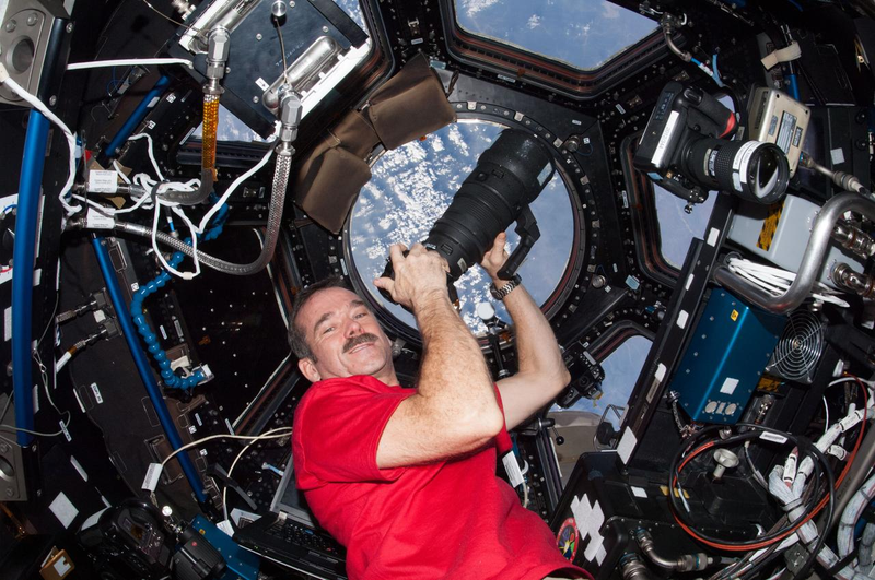 El comandante Chris Hadfield capturando fotos a bordo de la EstaciĂłn Espacial Internacional (Imagen: NASA).